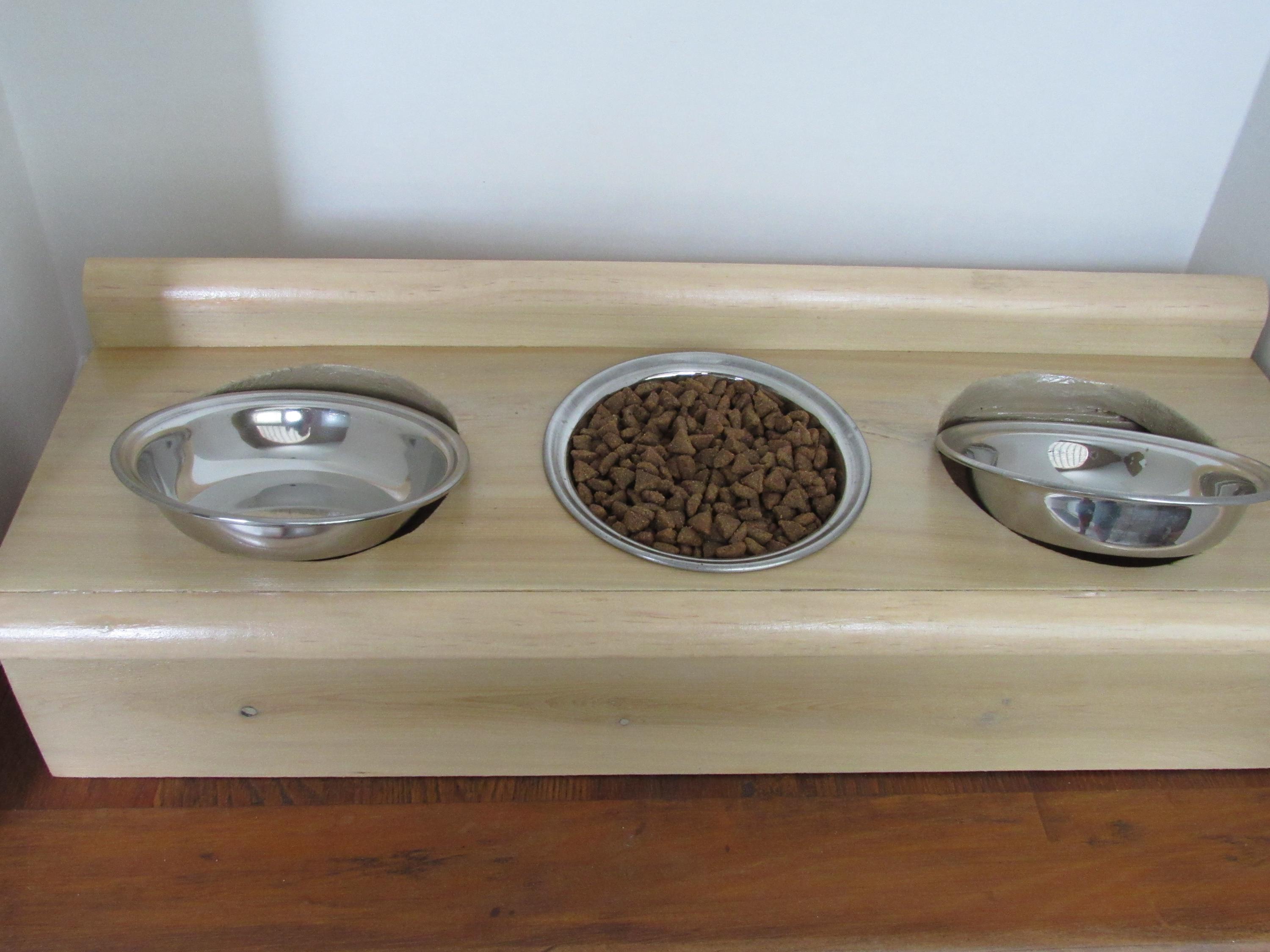 Cedar cat feeder with 3 shallow whisker friendly stainless steel bowls - Image 4