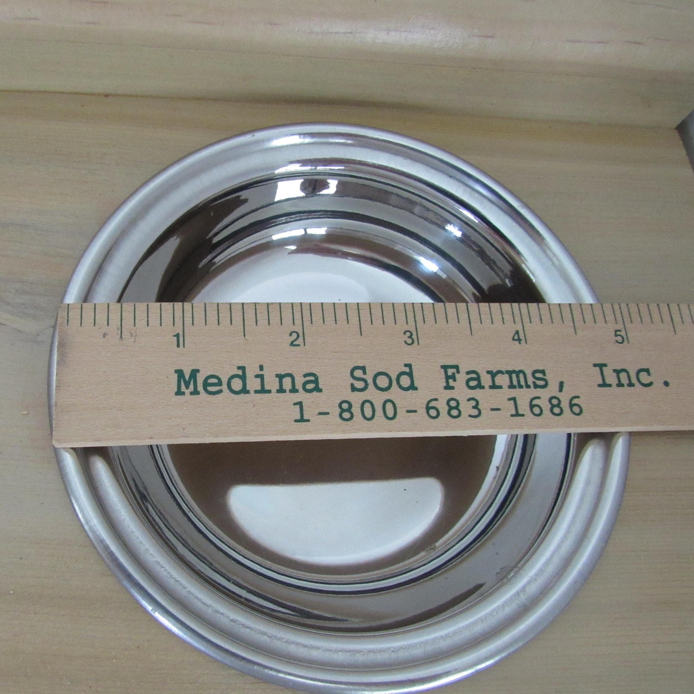 Cedar cat feeder with 3 shallow whisker friendly stainless steel bowls - Image 3
