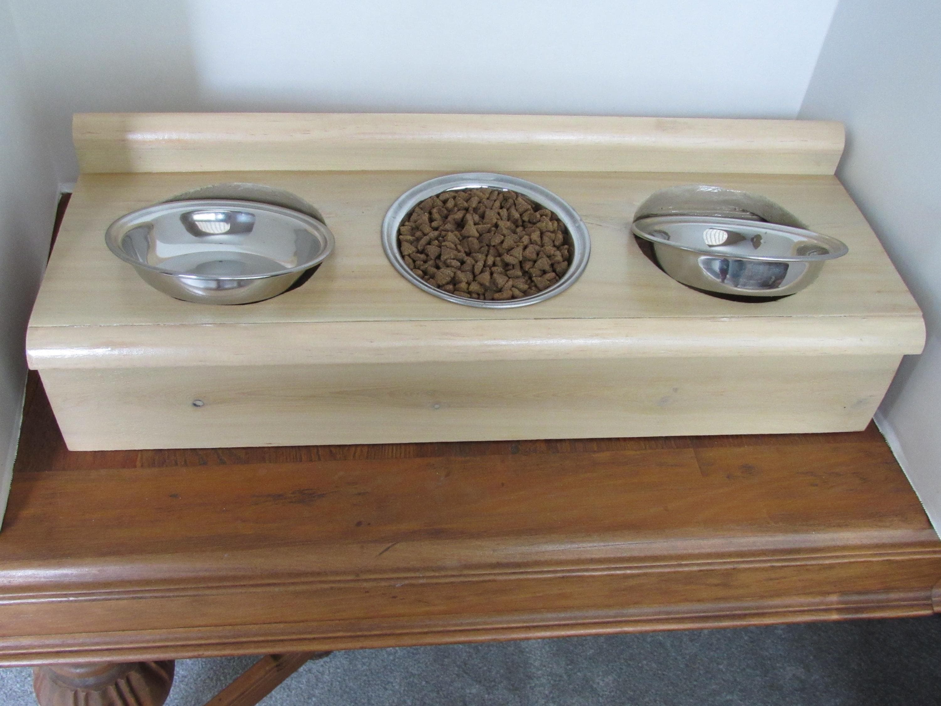 Cedar cat feeder with 3 shallow whisker friendly stainless steel bowls - Image 5